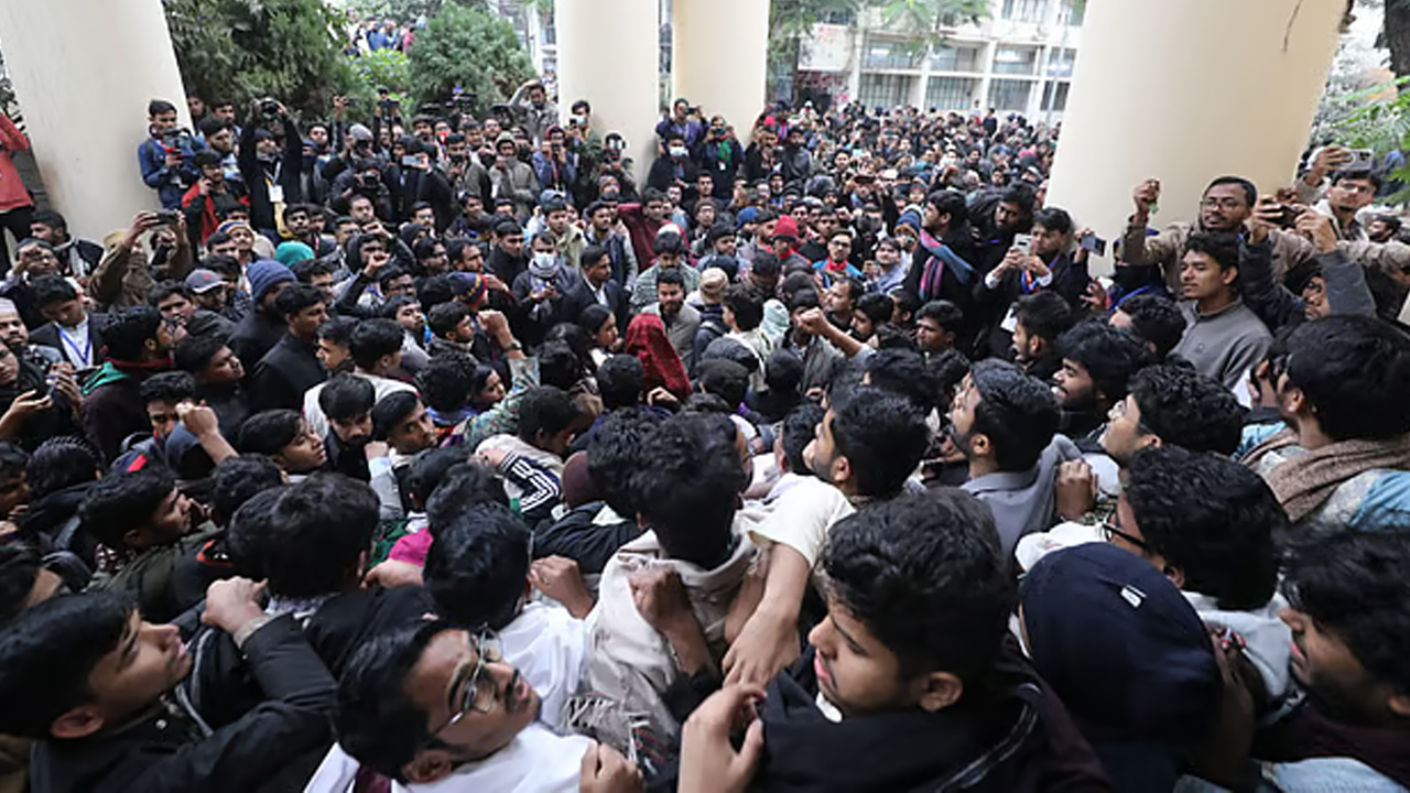 জকসু নির্বাচন স্থগিতের প্রতিবাদে বিক্ষোভ, ভিসি অবরুদ্ধ