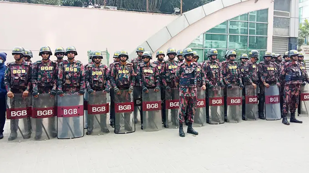 জিয়া উদ্যান এলাকায় জনসমাগম, আইনশৃঙ্খলা বাহিনীর কড়া নিরাপত্তা