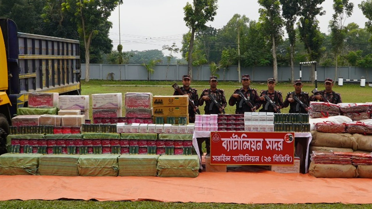 পাথরভর্তি ট্রাকে তল্লাশি, মিলল ২ কোটি টাকার ভারতীয় পণ্য
