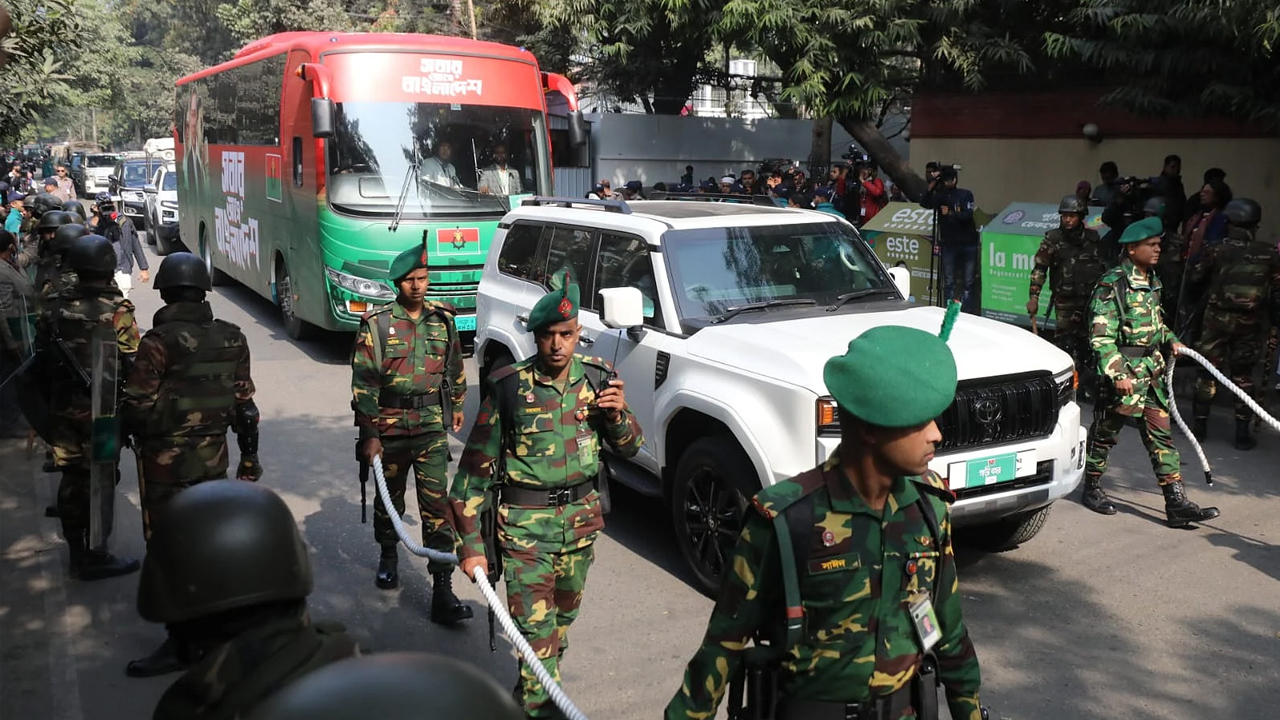 মানিক মিয়া অ্যাভিনিউয়ে জানাজাস্থলে নেওয়া হচ্ছে খালেদা জিয়ার মরদেহ&nbsp;