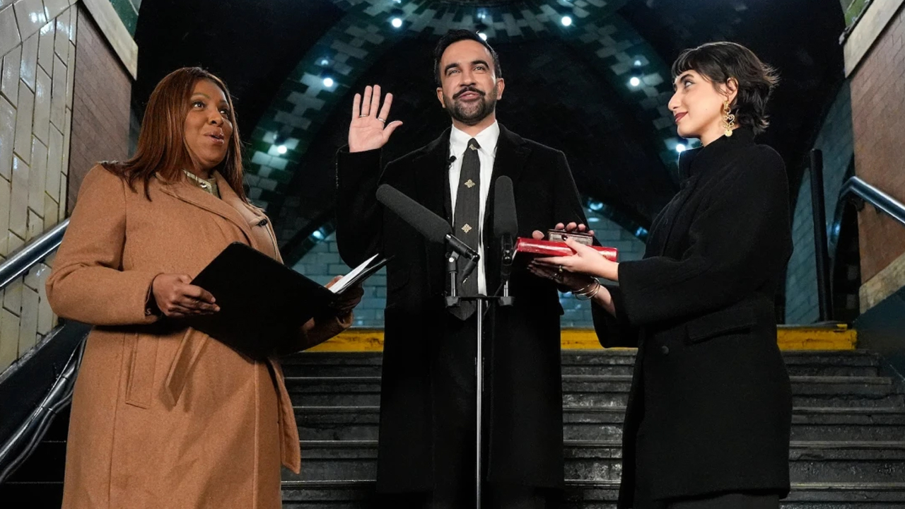 পবিত্র কোরআনে হাত রেখে শপথ নিলেন মামদানি