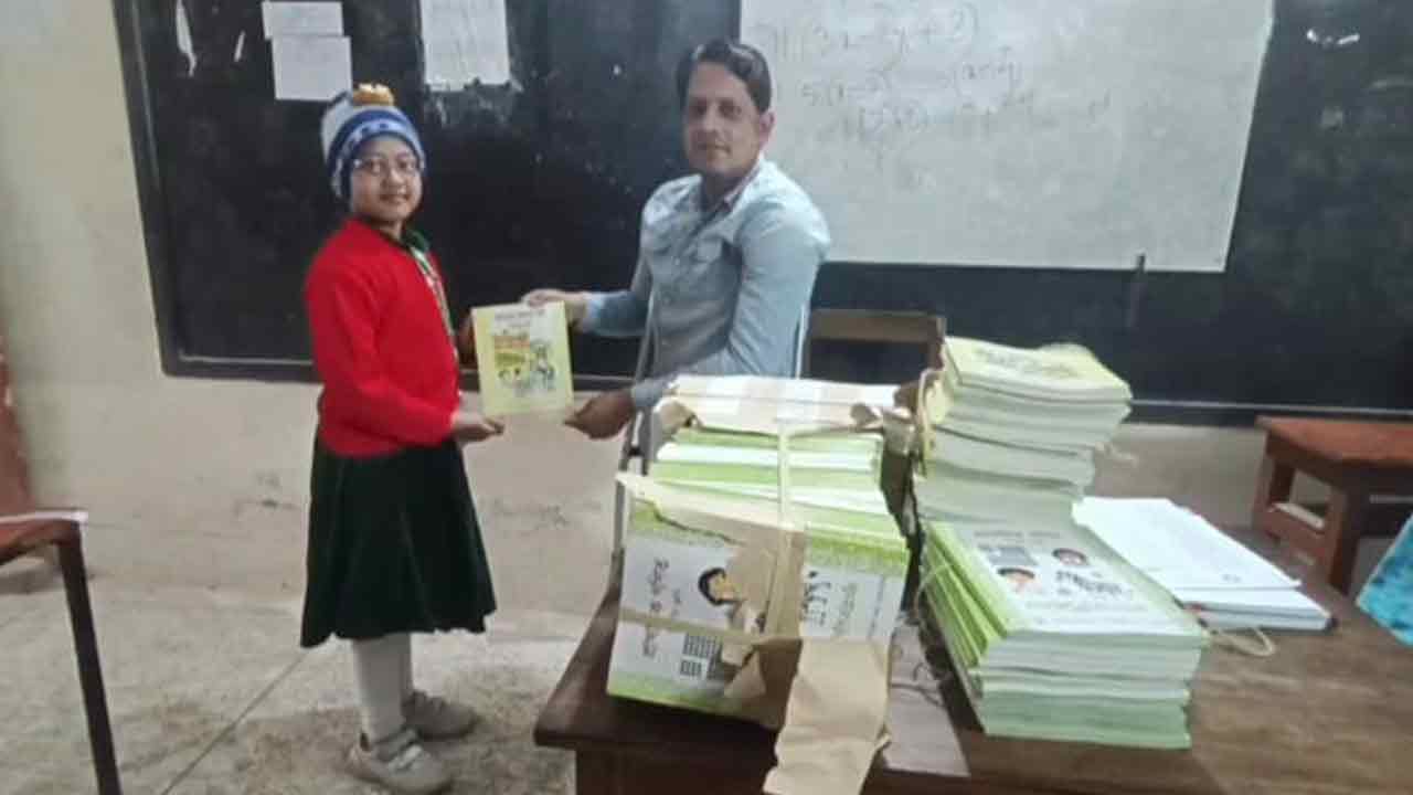 নতুন বছরে ব্রাহ্মণবাড়িয়ার শিক্ষার্থীদের হাতে নতুন বই