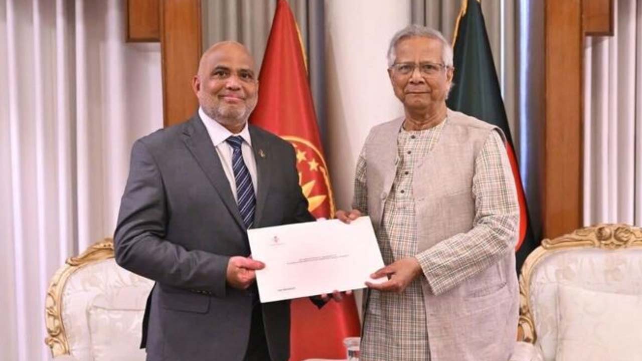 প্রধান উপদেষ্টার সঙ্গে মালদ্বীপের বিশেষ দূতের সৌজন্য সাক্ষাৎ