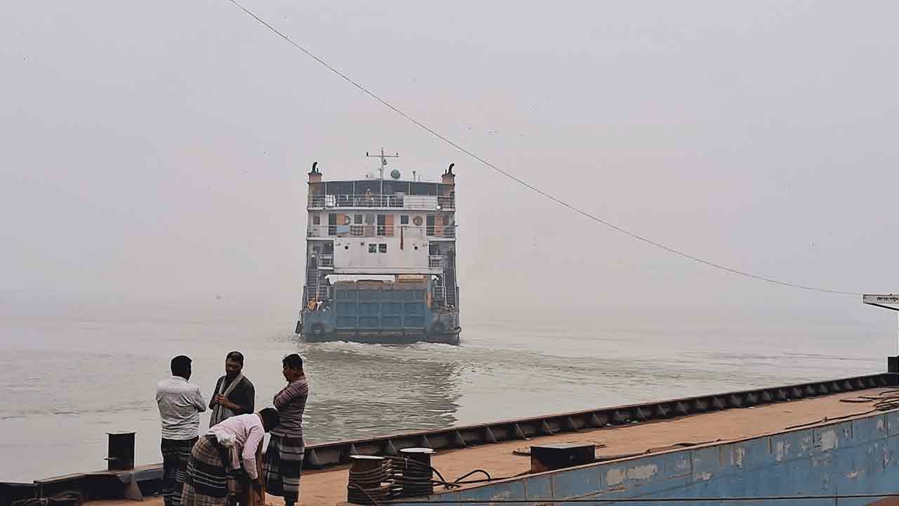 ৮ ঘণ্টা বন্ধ থাকার পর দৌলতদিয়া-পাটুরিয়া নৌরুটে ফেরি চলাচল শুরু