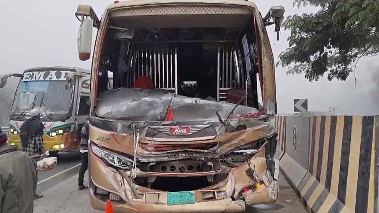 শিবচরে ত্রিমুখী সংঘর্ষে আহত ১০