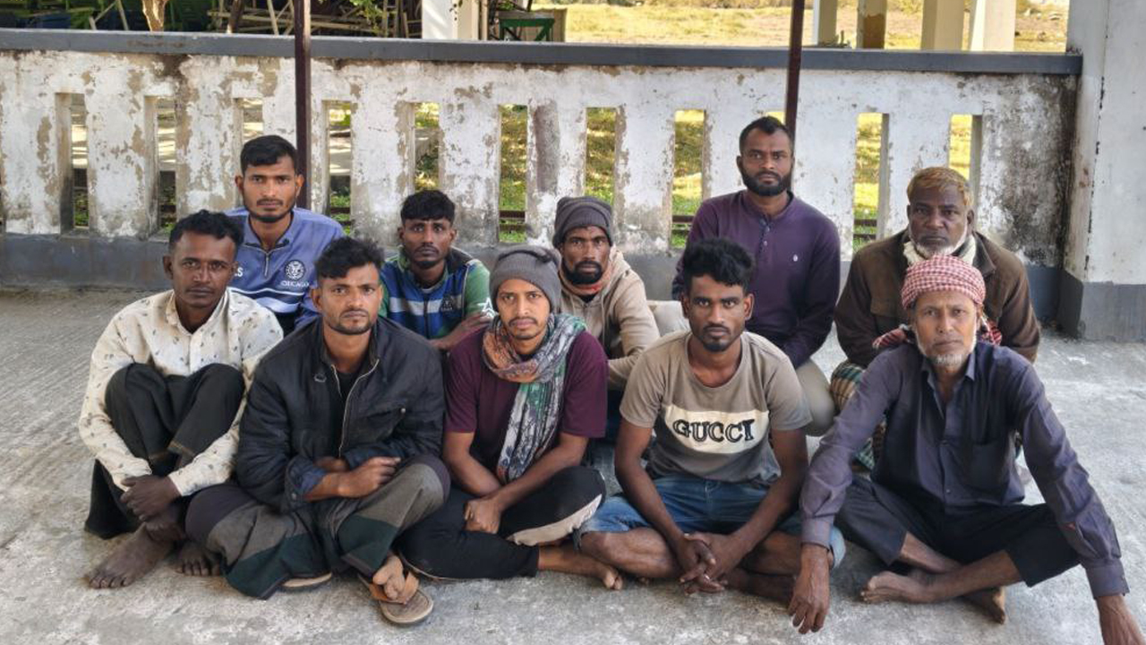 গভীর সমুদ্রে ডাকাতের কবলে, ১০ জেলেকে উদ্ধার করলো কোস্টগার্ড