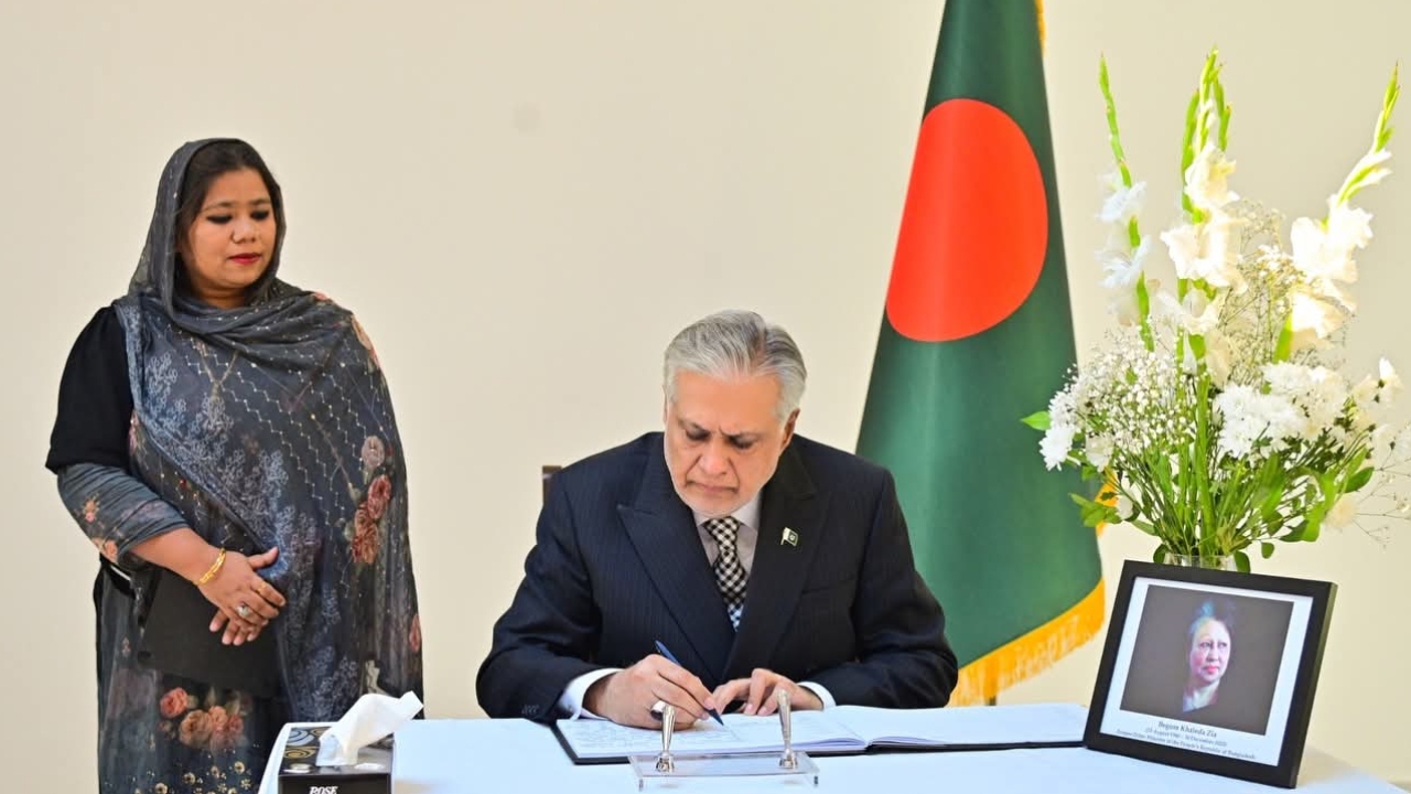 বাংলাদেশ হাইকমিশনে এসে&nbsp;খালেদা জিয়াকে শ্রদ্ধা জানালেন ইসহাক দার