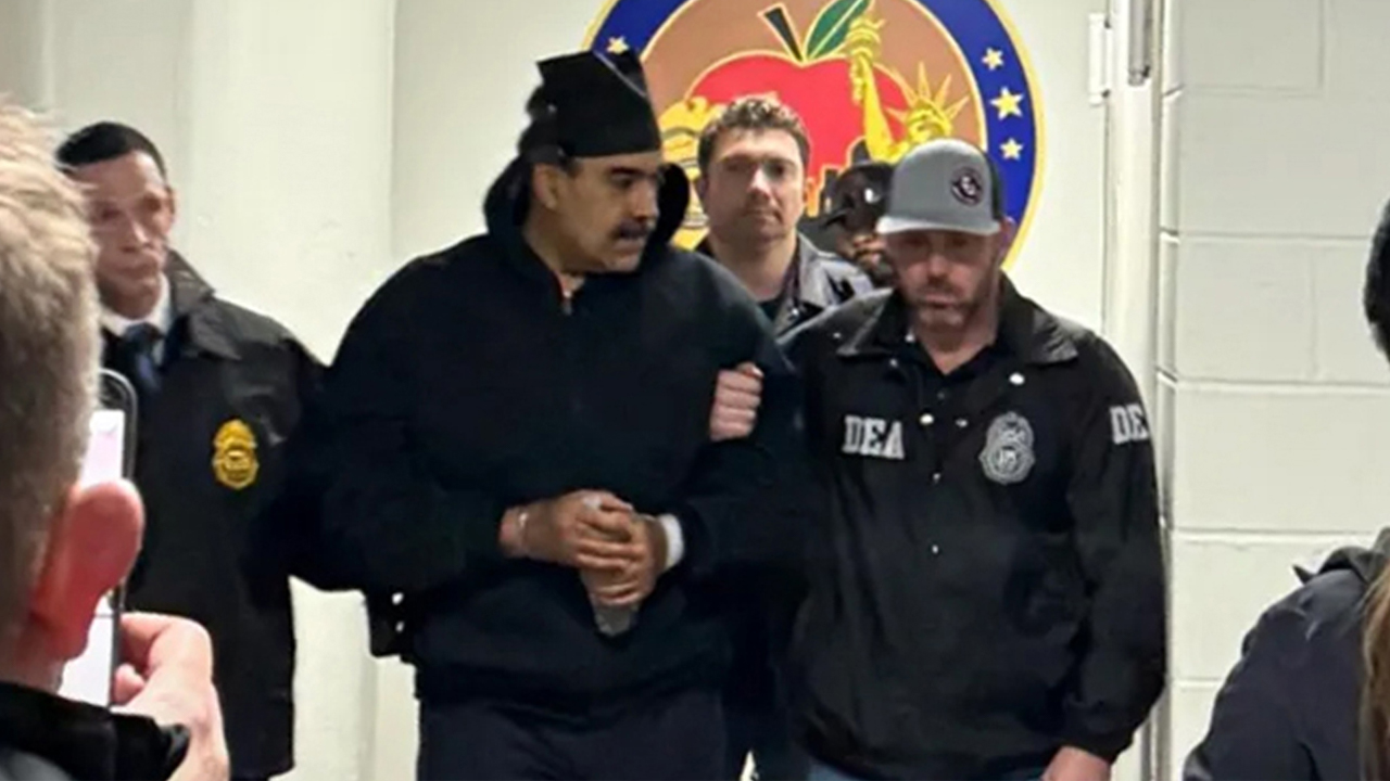 মাদক ও অস্ত্র চোরাচালানের মামলায় নিউইয়র্কের আদালতে তোলা হচ্ছে মাদুরোকে