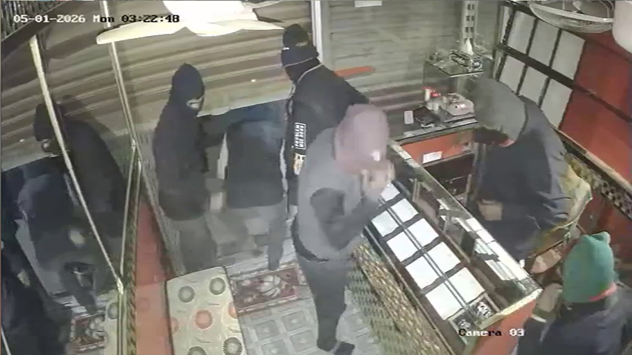 মোহাম্মদপুরে স্বর্ণের দোকানে দুর্ধর্ষ চুরি, ৫৫০ ভরি স্বর্ণ-রুপা লুটের অভিযোগ