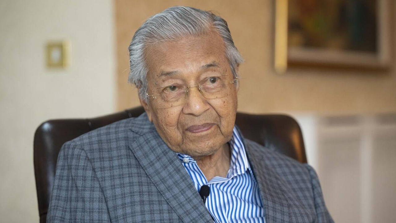 বাসায় পড়ে গিয়ে গুরুতর অসুস্থ মাহাথির মোহাম্মদ