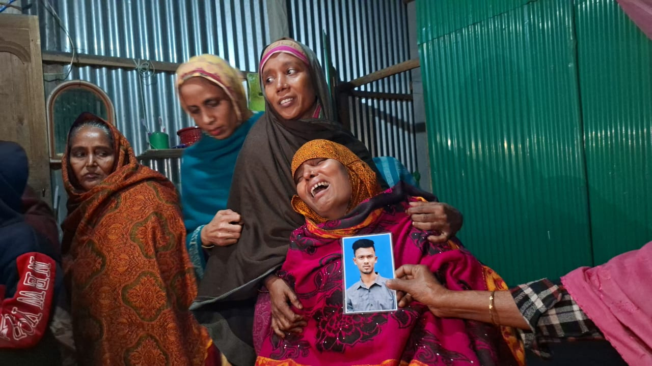 খুন হওয়া অটোচালকের পরিবারের পাশে টুকু, সহযোগিতার প্রতিশ্রুতি