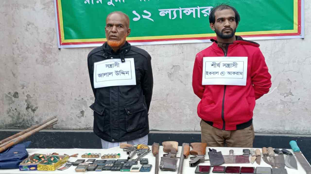 নরসিংদীতে যৌথবাহিনীর অভিযানে শীর্ষ সন্ত্রাসী বাবা-ছেলে গ্রেপ্তার