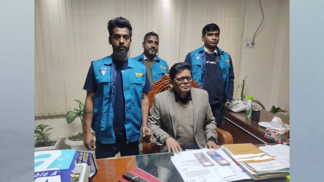 ঘুষের লাখ টাকাসহ প্রাথমিক শিক্ষা অফিসার হাতেনাতে আটক