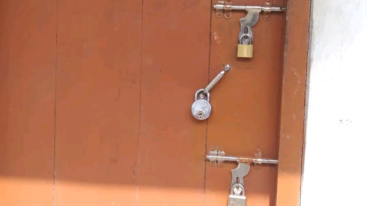 বেগম খালেদা জিয়াকে নিয়ে কটূক্তি, অধ্যক্ষের কক্ষে তালা