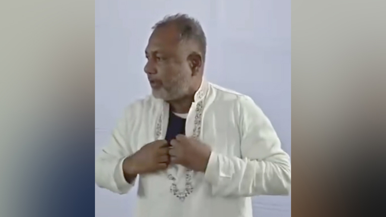 পাঞ্জাবি খুলে বুলেটপ্রুফ জ্যাকেট দেখালেন বিএনপি প্রার্থী