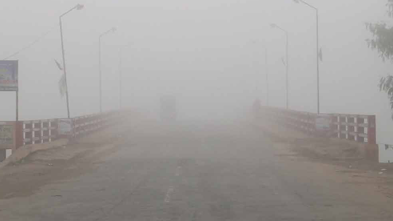 তীব্র শীত ও ঘন কুয়াশায় বিপর্যস্ত জনজীবন