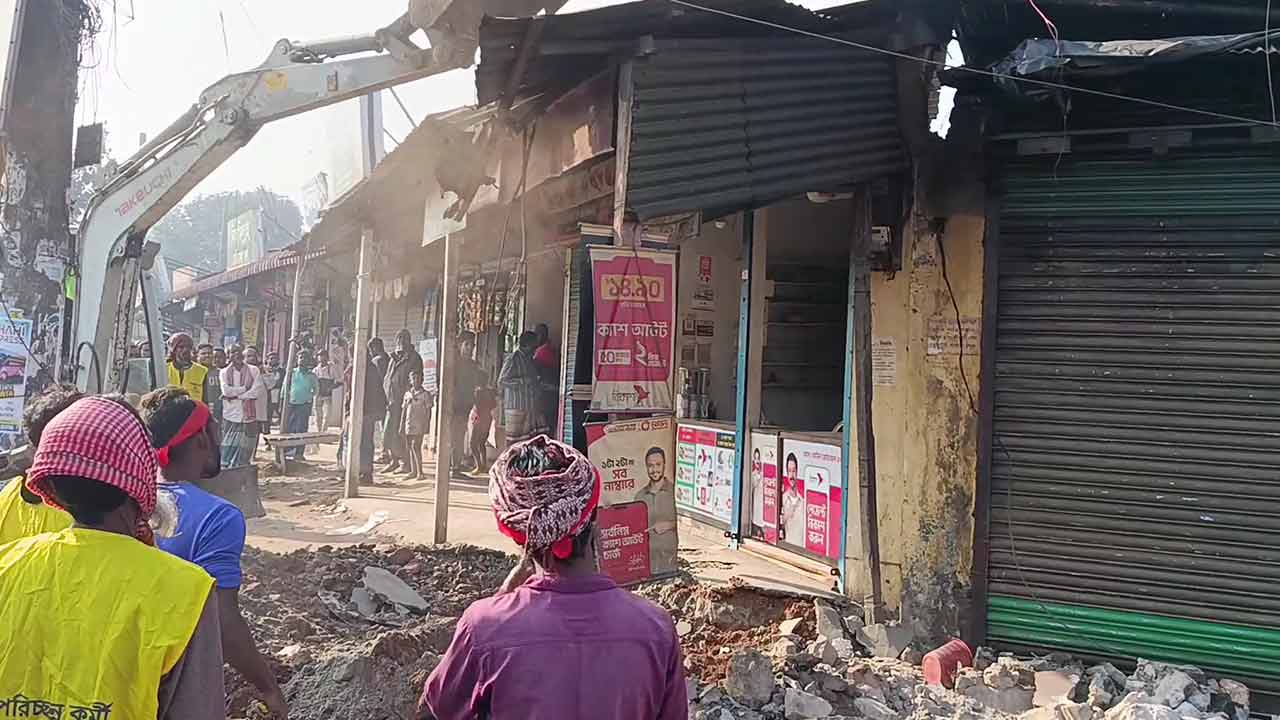 শেরপুরে শতাধিক অবৈধ স্থাপনা উচ্ছেদে প্রশাসনের অভিযান