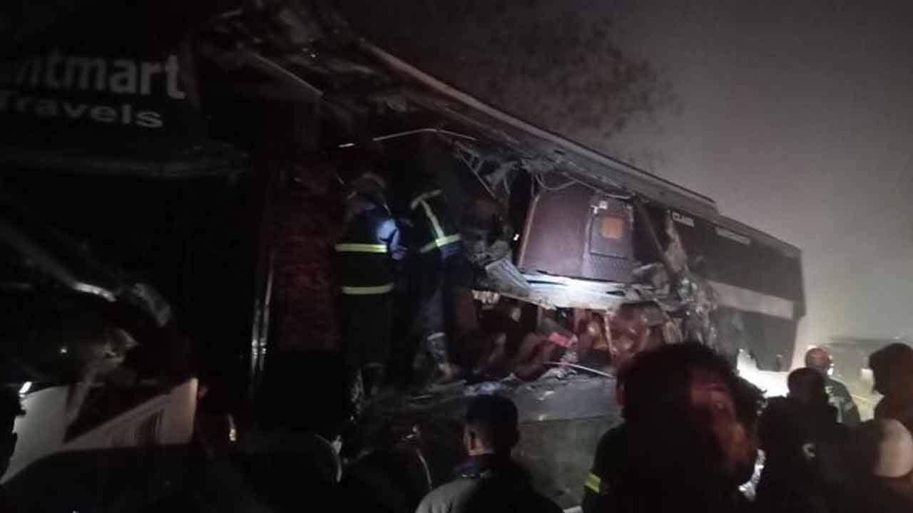 ঢাকা-চট্টগ্রাম মহাসড়কে দাঁড়িয়ে থাকা ট্রাকে বাসের ধাক্কা, নিহত ৩