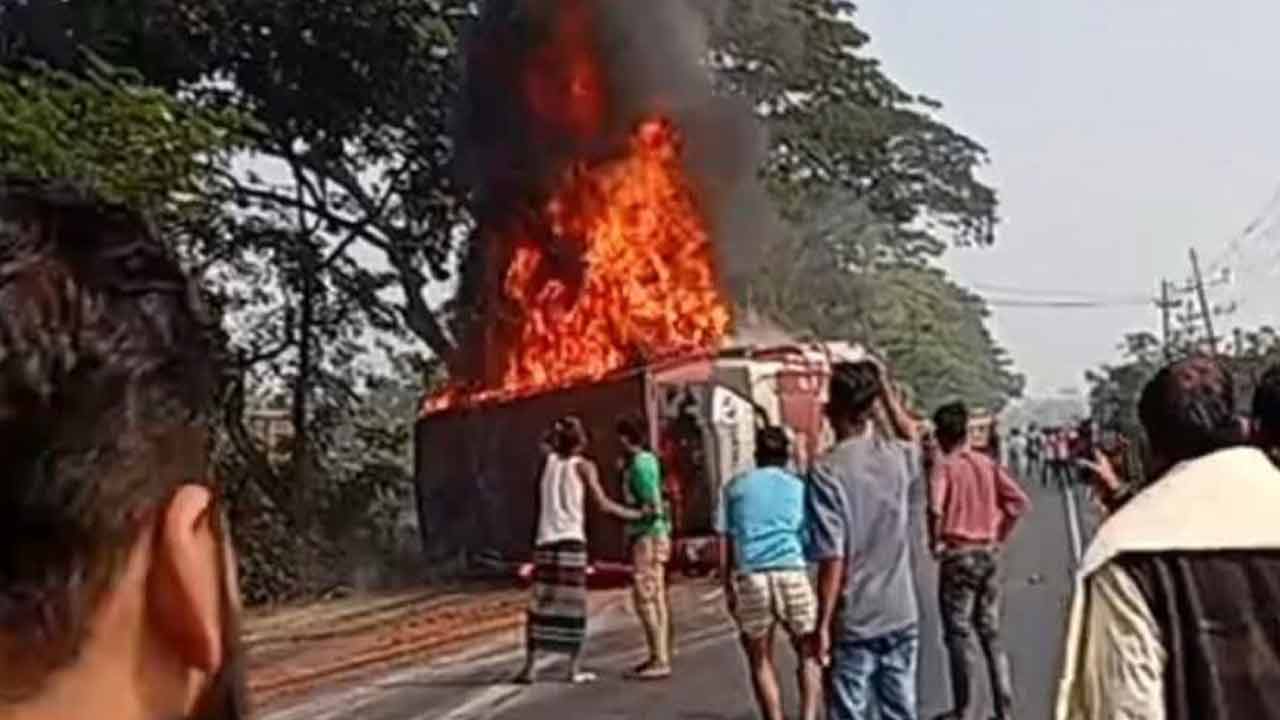 কুমিল্লায় বাস-অটোরিকশা-মোটরসাইকেলের ত্রিমুখী সংঘর্ষ, নিহত ৪