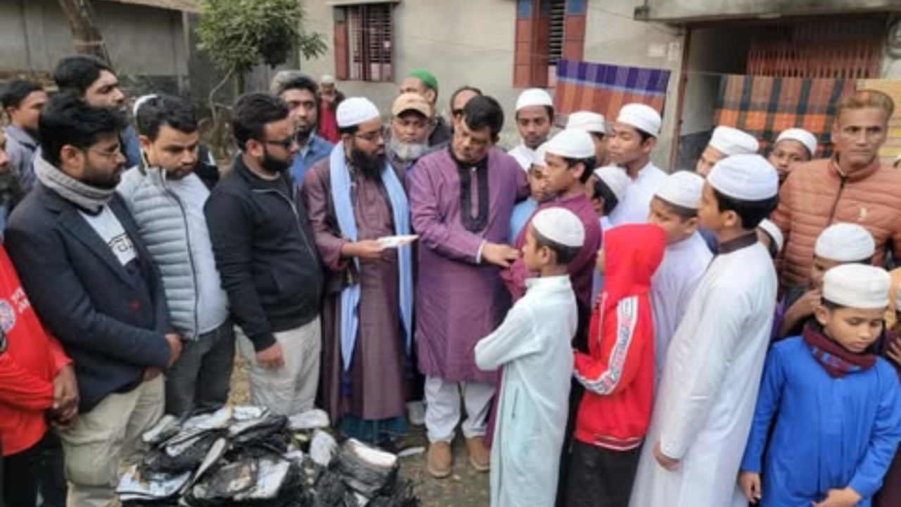 বরিশালে অগ্নিকাণ্ডে ক্ষতিগ্রস্ত মাদ্রাসায় বিএনপির আর্থিক সহায়তা