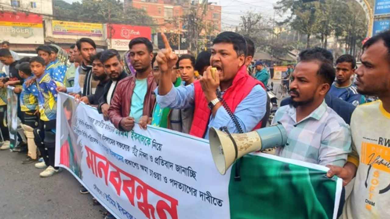 তামিম ইকবালকে কটূক্তির প্রতিবাদে চট্টগ্রামে মানববন্ধন