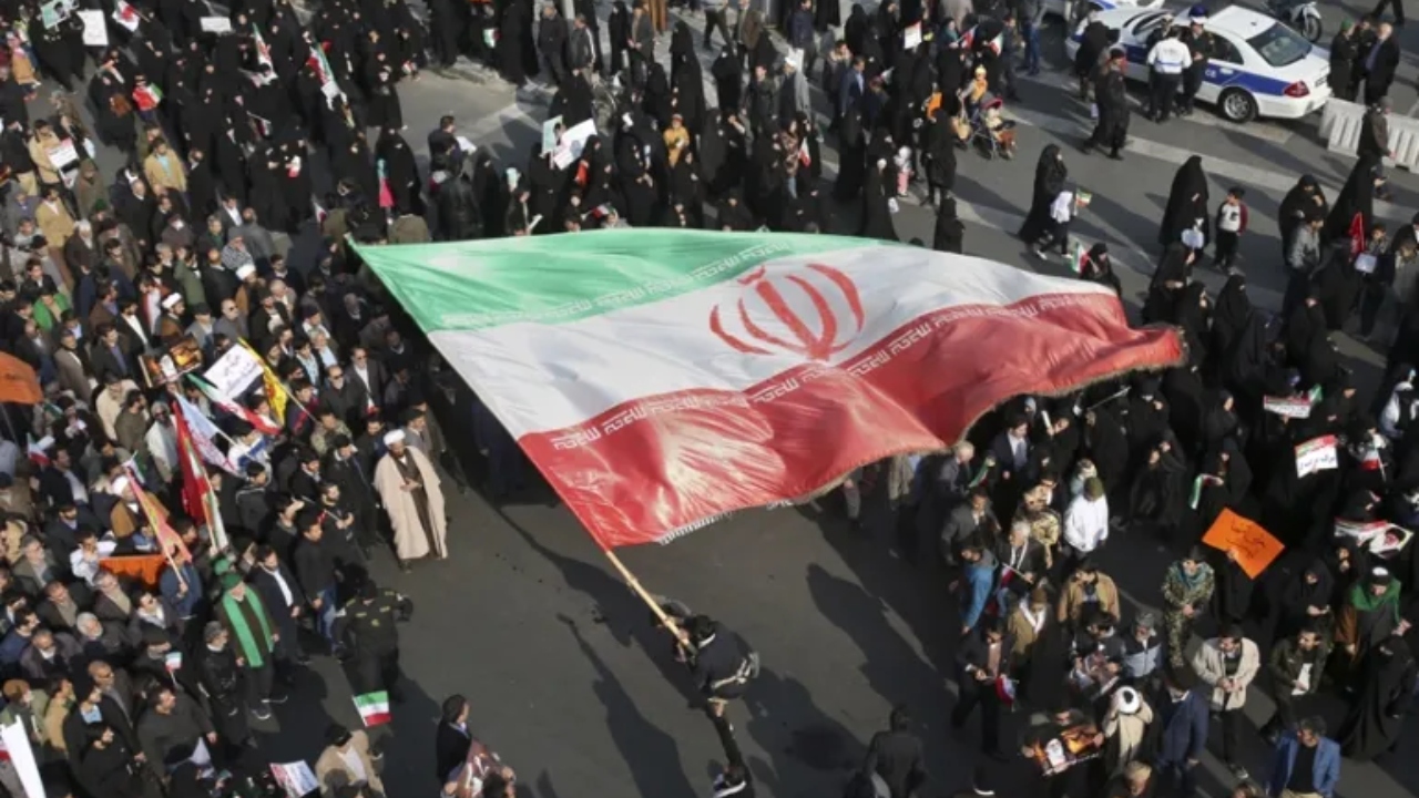 ইরানে সরকারপন্থী বিক্ষোভ, স্লোগানে উত্তাল রাজপথ