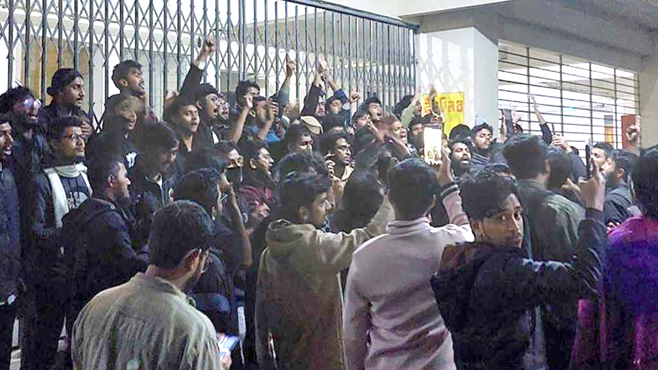 মধ্যরাতে উত্তাল শাবিপ্রবির ক্যাম্পাস