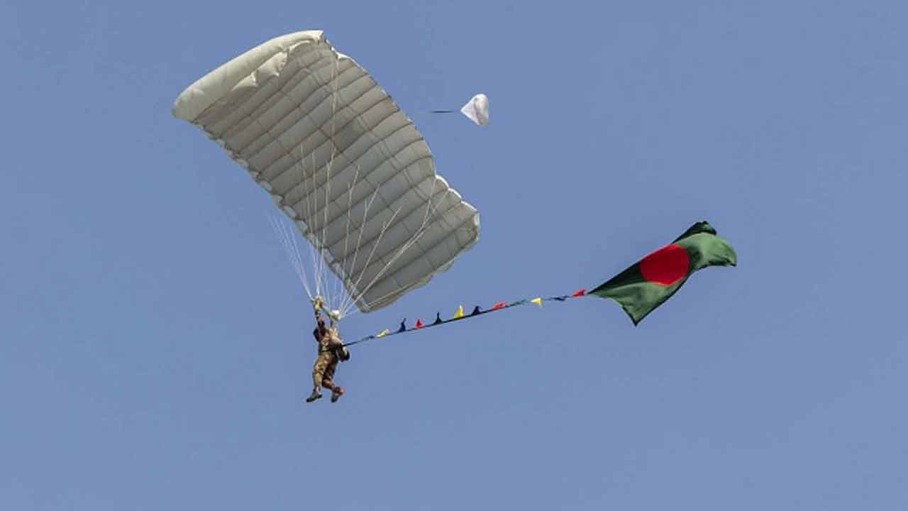 জাতীয় পতাকা হাতে বাংলাদেশি ৫৪ প্যারাট্রুপারের জ্যাম্প গিনেস রেকর্ডে