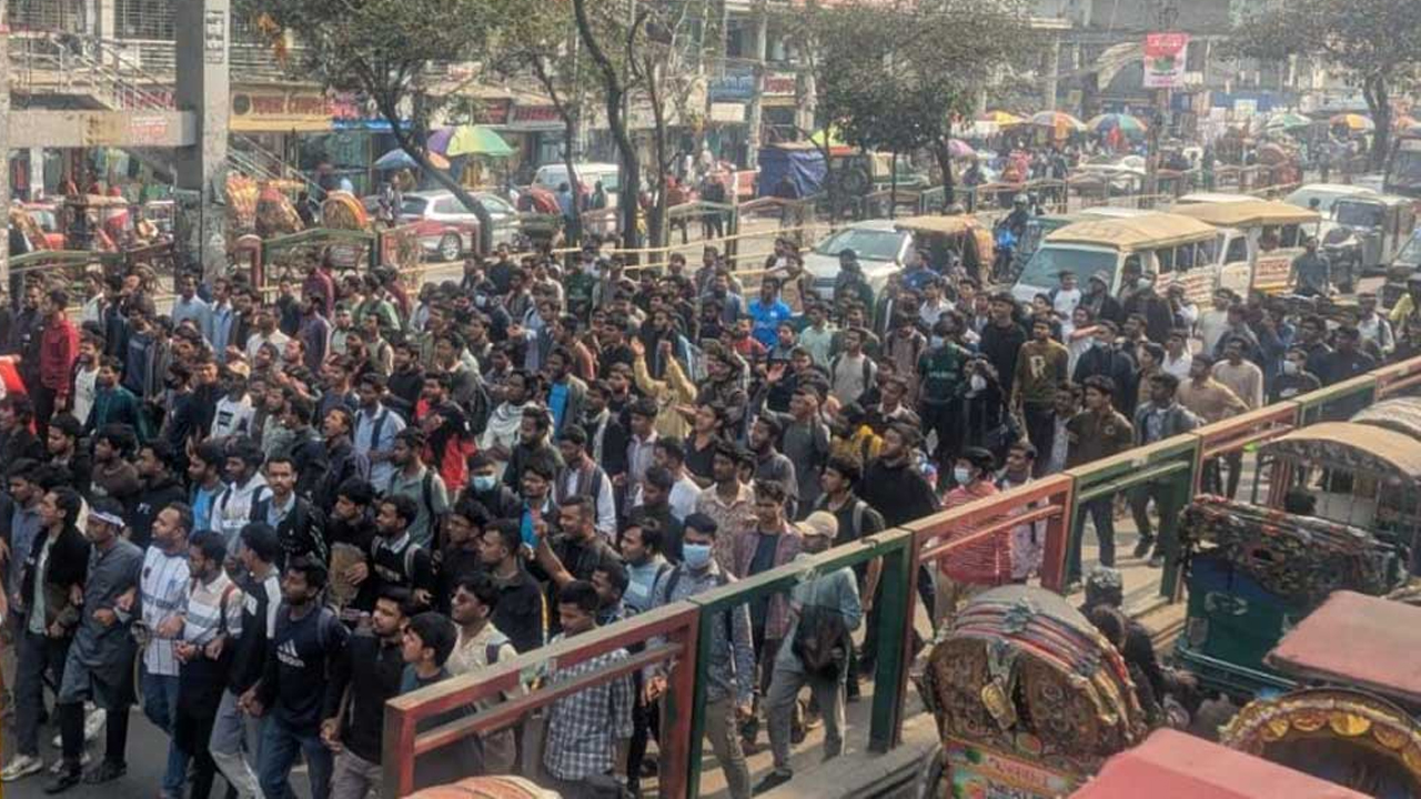 ঢাকা সেন্ট্রাল ইউনিভার্সিটির অধ্যাদেশ দাবিতে সায়েন্সল্যাব অবরোধ