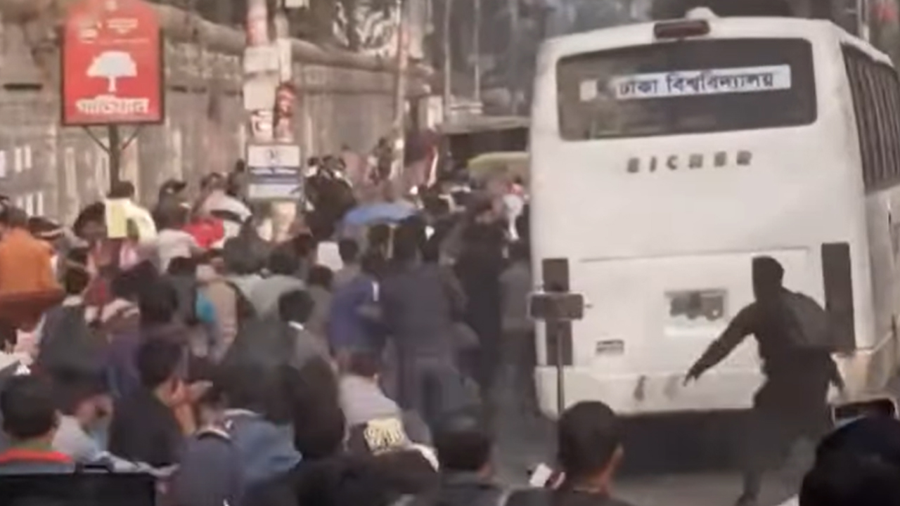 ঢাবির বাসে ঢাকা কলেজের শিক্ষার্থীদের হামলার অভিযোগ