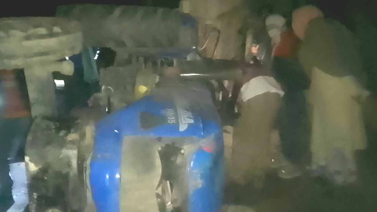 নীলফামারীতে ট্র্যাক্টর উলটে চালকের মৃত্যু