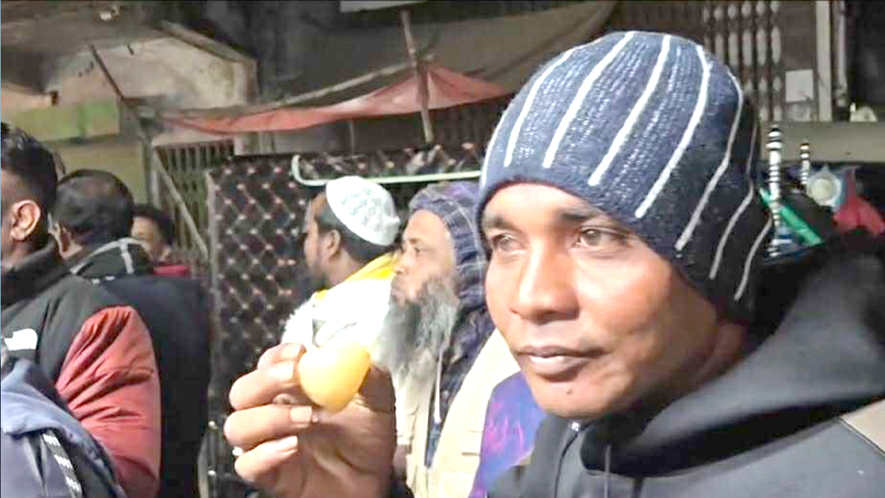 গলাচিপায় বিএনপির কমিটি বিলুপ্তের খবরে নেতাকর্মীদের মিষ্টি বিতরণ