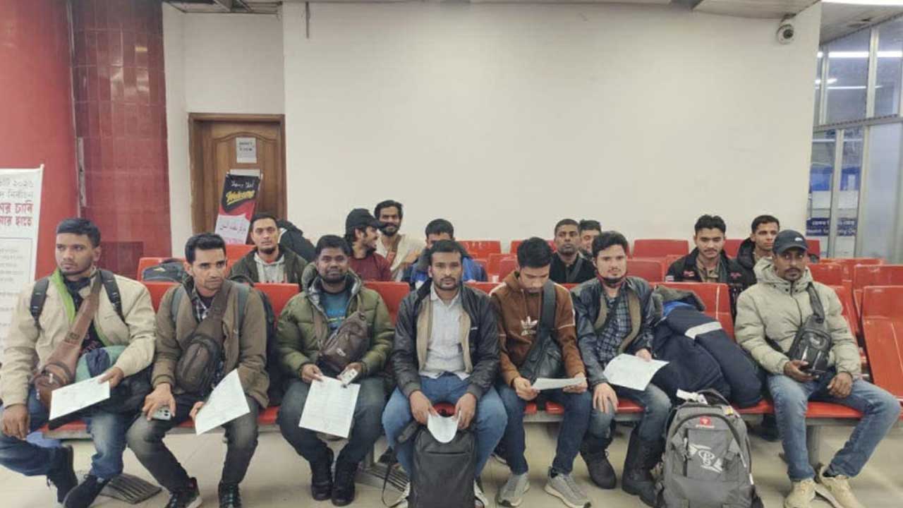 রাশিয়া থেকে ফেরত এলেন ৩৫ বাংলাদেশি, প্রতারণার অভিযোগ!