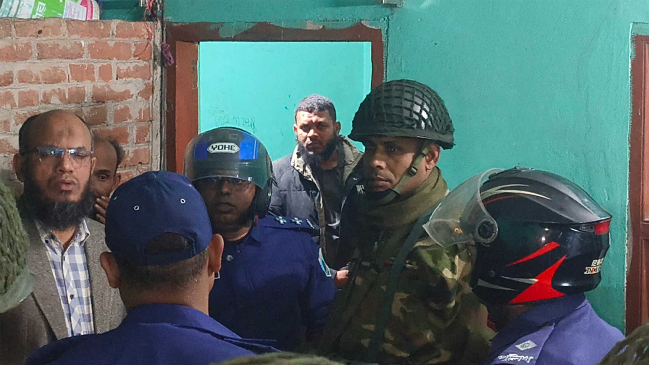 শিক্ষার্থীদের ধাওয়া খেয়ে মেসে আশ্রয় নিলেন গণঅধিকার পরিষদ নেতা, উদ্ধারে সেনাবাহিনী