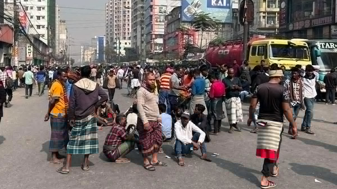 বাড্ডায় অটোরিকশা চালকদের সড়ক অবরোধ, মানুষের চরম ভোগান্তি