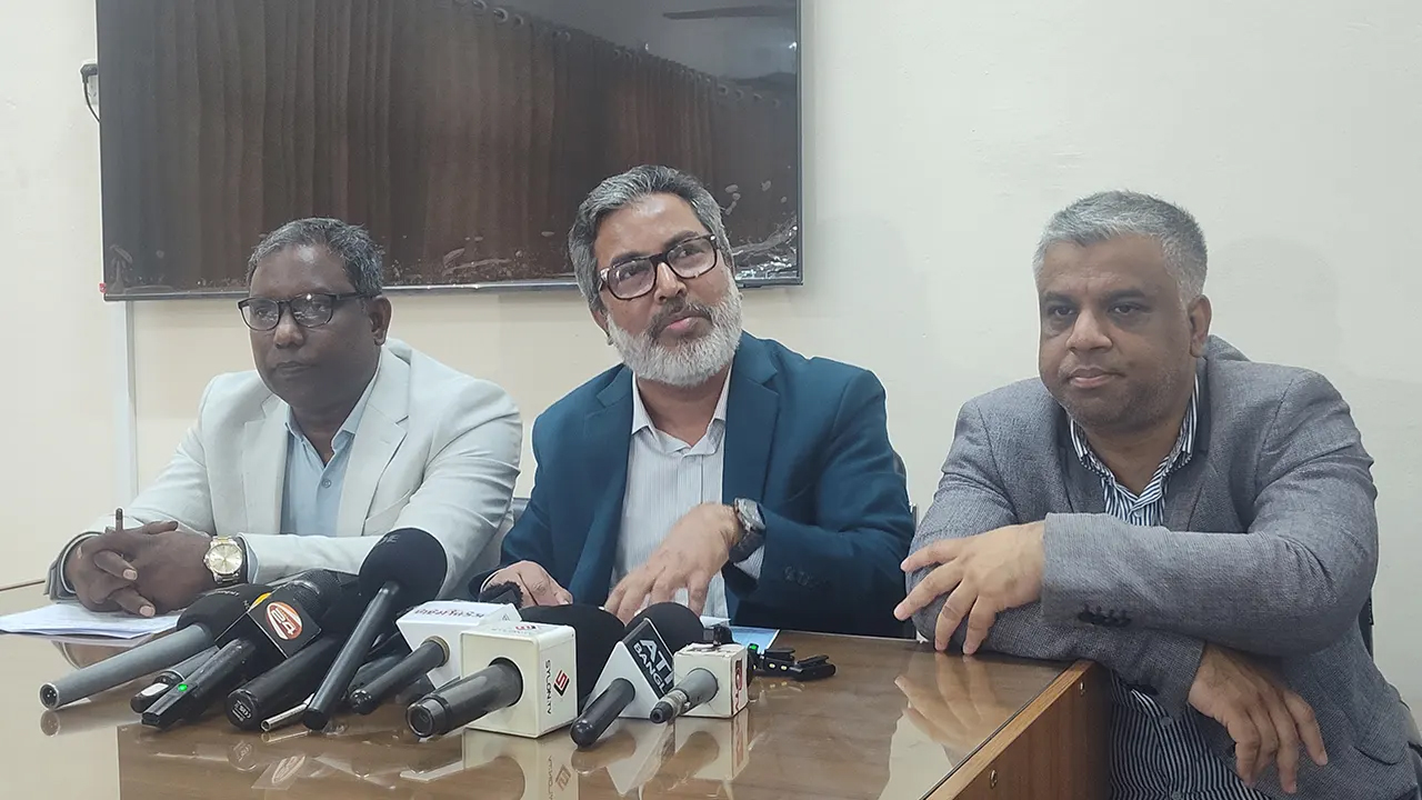 শাকসুর ৮ নির্বাচন কমিশনারের পদত্যাগ