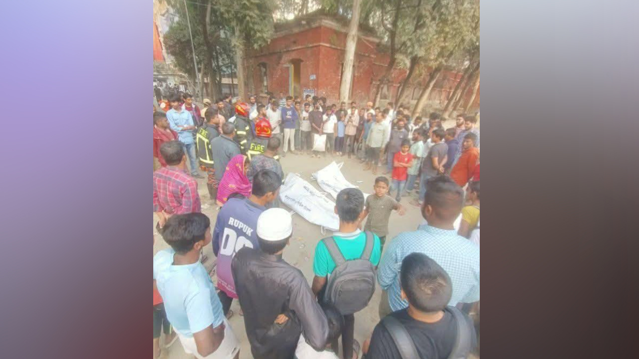 ময়মনসিংহে ল্যাম্পপোস্ট চুরি করতে গিয়ে দুই যুবকের মৃত্যু