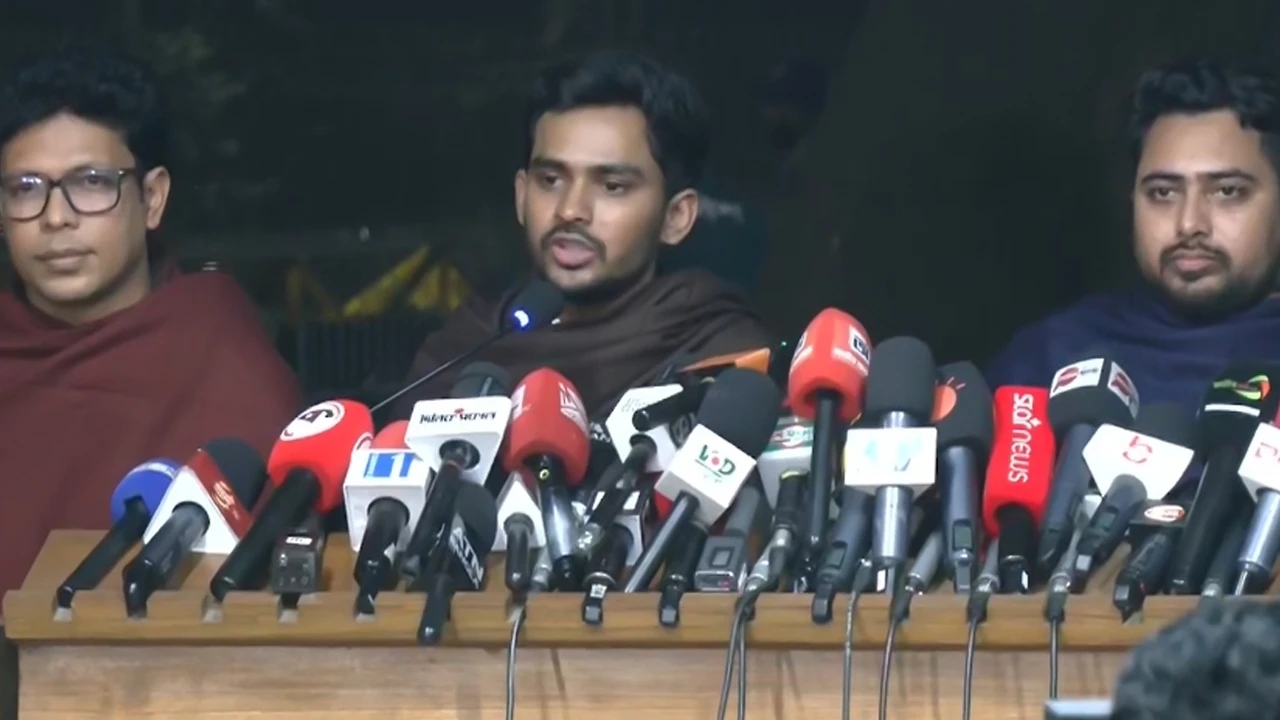 তারেক রহমানকে প্রথমে শোকজ করা উচিত: আসিফ