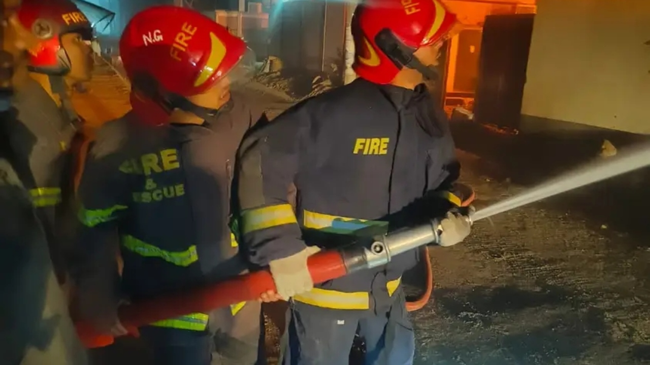 নারায়ণগঞ্জে প্লাস্টিক কারখানায় ভয়াবহ অগ্নিকাণ্ডে ব্যাপক ক্ষয়ক্ষতি