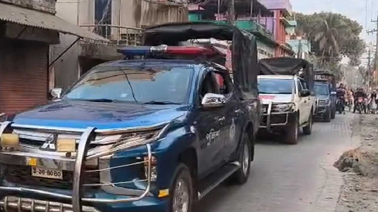 সাতক্ষীরায় ভোট ঘিরে নিশ্ছিদ্র নিরাপত্তা: রাজপথে পুলিশের মহড়া