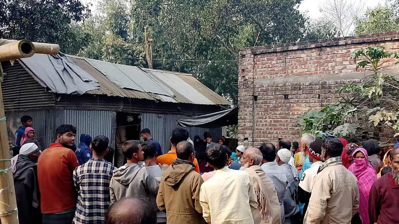 বাড়িতে ডুকে যুবককে ছুরিকাঘাতে হত্যা