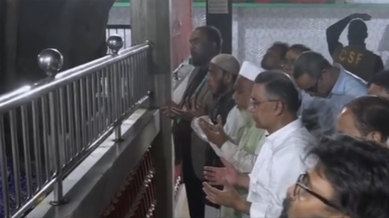 মধ্যরাতে শাহপরাণের মাজার জিয়ারতে তারেক রহমান