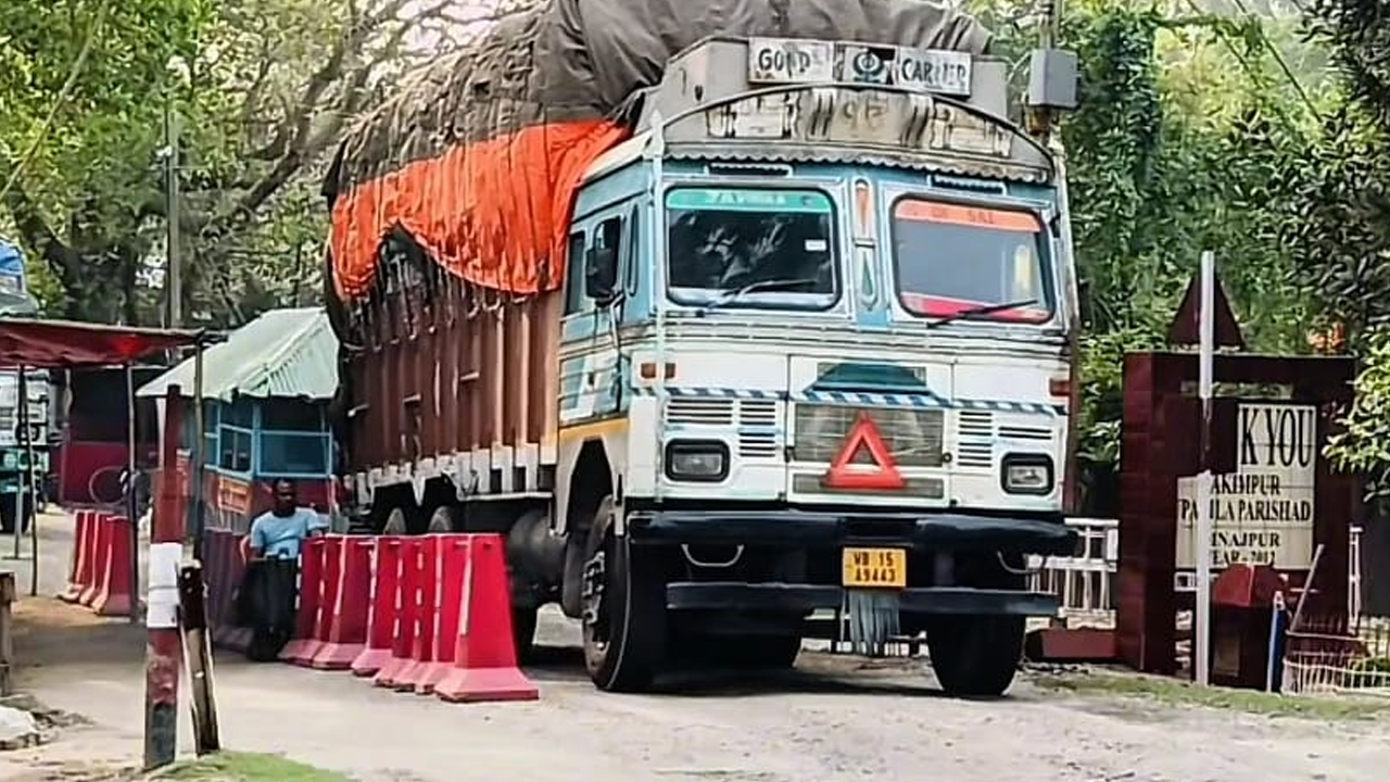 ৫২ দিন পর হিলি বন্দরে চাল আমদানি শুরু