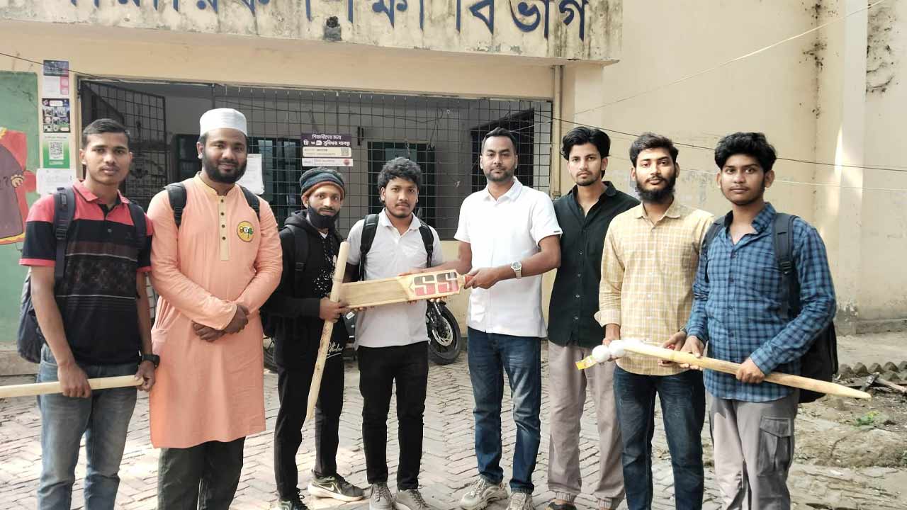 শিক্ষার্থীদের মাঝে তিতুমীর কলেজ ছাত্রদলের ক্রীড়া সামগ্রী উপহার