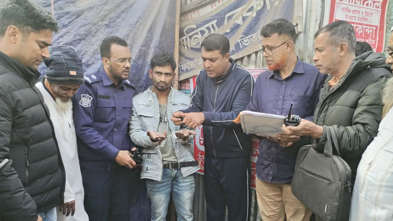 কুমিল্লায় আইনজীবীর বাসায় মিলল বিদেশি পিস্তল