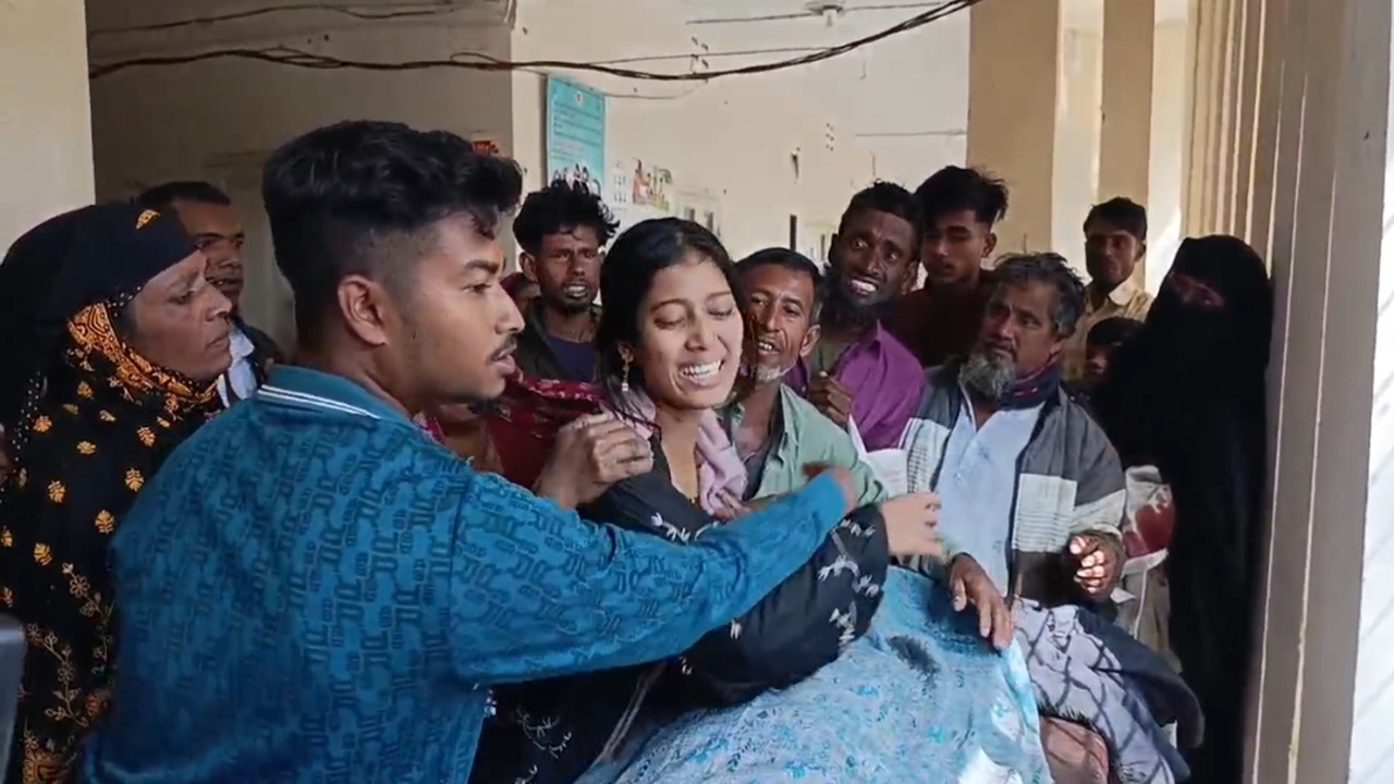 কিশোরগঞ্জে মাজারে যাওয়ার পথে পিকআপ উল্টে ২ জন নিহত