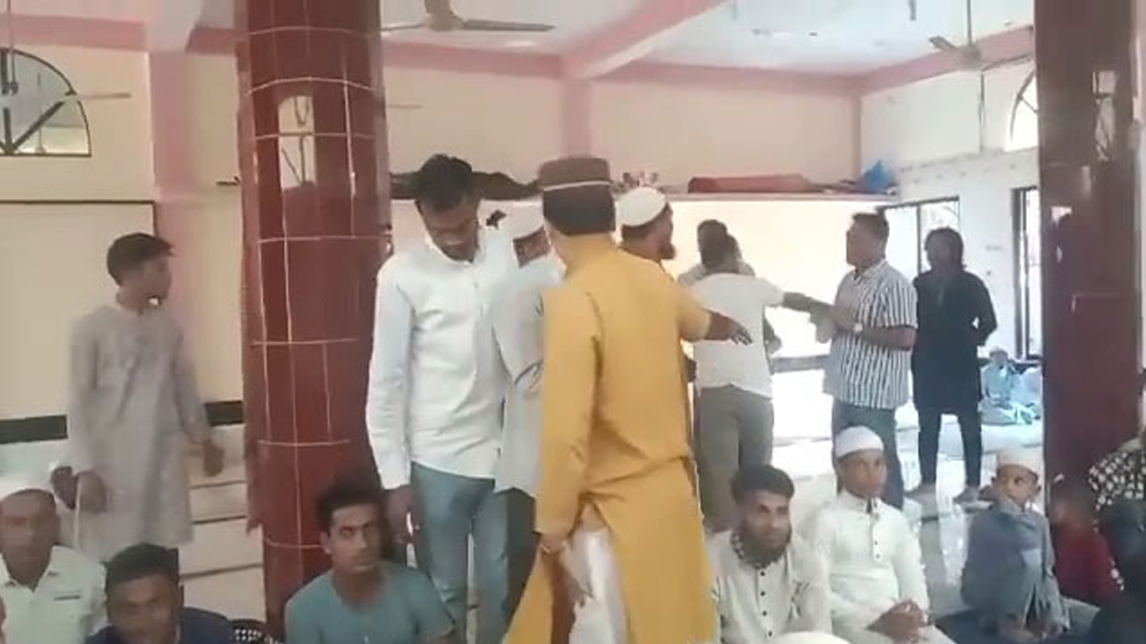 সৎ নেতাকে ভোট দিতে বলায় খতিবের দিকে তেড়ে গেলেন কিছু মুসল্লি