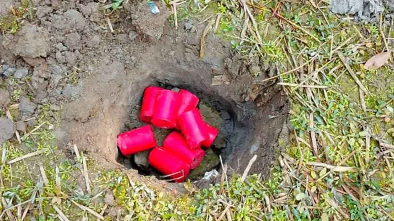 গাইবান্ধায় উদ্ধারের দুই বছর পর ১২ ককটেল নিষ্ক্রিয়