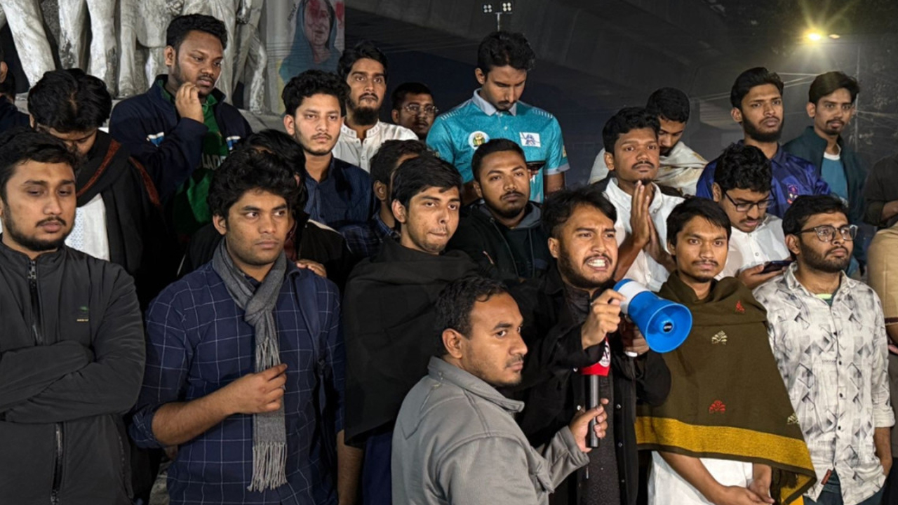 ঢাবিতে চাঁদাবাজির অভিযোগে পাল্টাপাল্টি বিক্ষোভ