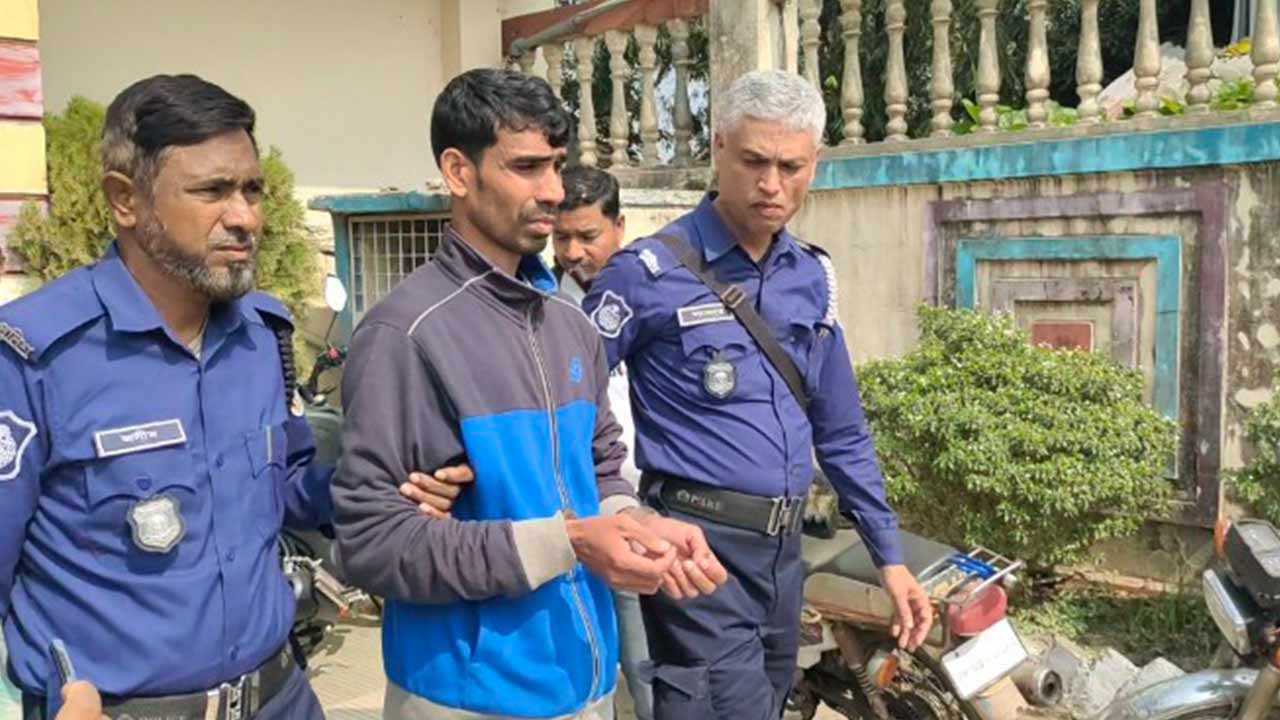 বরগুনা জেলা প্রশাসকের কার্যালয়ে ঢুকে হামলা, আটক ১&nbsp;